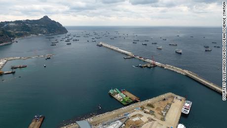 Navele chineze se protejează de vremea înclinată în portul Sadong din insula Ulleung din Coreea de Sud, pe 11 noiembrie 2017.