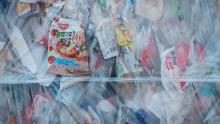 Deșeuri de plastic comprimate la Ichikawa Kankyo Engineering, un centru de reciclare din Japonia.