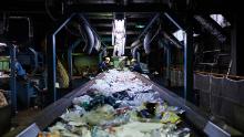 Muncitorii sortează deșeurile de plastic de unică folosință pe un transportor la centrul de reciclare Ichikawa Kankyo Engineering. Biroul orașului Katsushika din Tokyo aduce zilnic circa 10 tone de materiale reciclabile la instalația de reciclare.