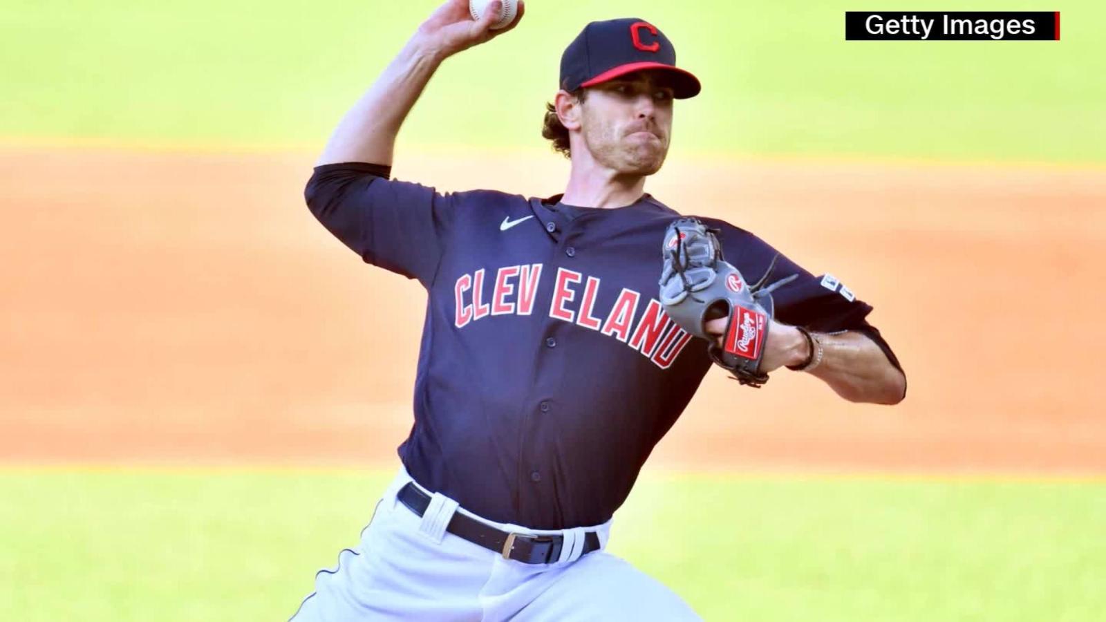 MLB: Lanzador de los Cleveland Indians se fracturó un dedo mientras se  cambiaba de ropa