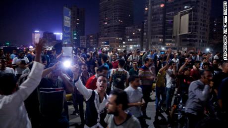 Los manifestantes egipcios exigen la remoción del presidente Abdel Fattah el-Sisi en El Cairo el 20 de septiembre de 2019.