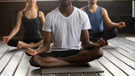 Le persone spesso si siedono sul pavimento come parte di una pratica di yoga o meditazione.