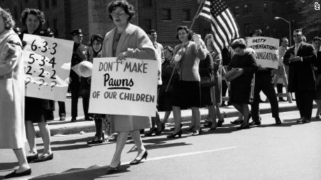 Las protestas contra la integración escolar no son nuevas. En 1965 miembros de uno de los padres & # 39; Asociación frente a la Junta de Educación en Brooklyn, Nueva York, en contra de una propuesta para integrar las escuelas públicas.