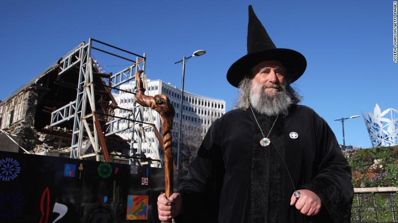 Le magicien après la réouverture de Christchurch Square au public en 2013 à la suite d'un tremblement de terre meurtrier en 2011. 