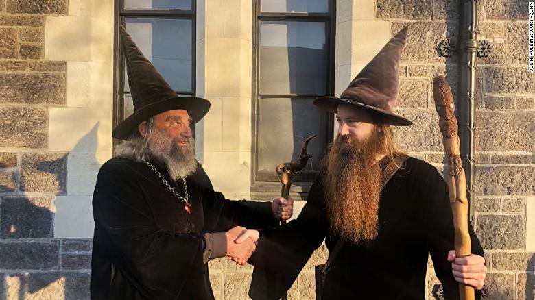 Le magicien et son apprenti Ari Freeman dans le centre de Christchurch, Nouvelle-Zélande, le 2 juin 2020. 