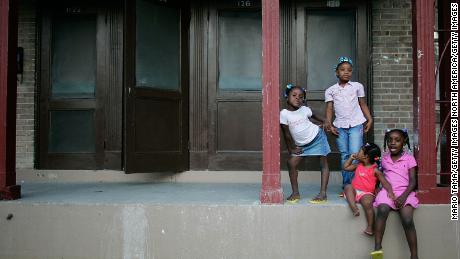 Las hermanas Corlia, Kayla, Aaliyah y Kaylen Smith se paran en su terraza en B.W. Proyecto de vivienda Cooper en Nueva Orleans. 