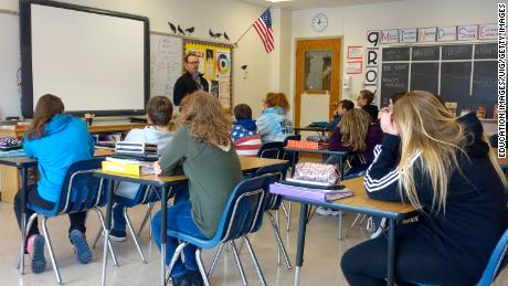 Un director de escuela habla con alumnos de octavo grado sobre la seguridad escolar en Wellsville, Nueva York. Muchas escuelas públicas en los Estados Unidos todavía están en gran medida separadas.