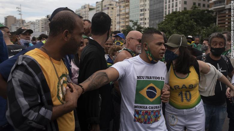 ผู้สนับสนุนประธานาธิบดี Jair Messias Bolsonaro ของบราซิลรวมตัวกันเพื่อสนับสนุนเขาและประท้วงต่อต้านการเหยียดเชื้อชาติและการเสียชีวิตของคนผิวดำในสลัมของบราซิลระหว่างการประท้วงเรื่อง Black Lives Matter บนชายหาด Copacabana ในเมืองริโอเดจาเนโรเมื่อวันที่ 7 มิถุนายน 2020