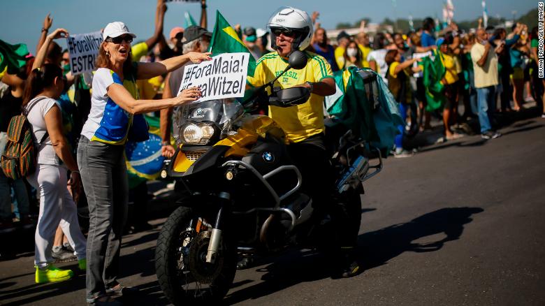 ผู้สนับสนุนประธานาธิบดี Jair Bolsonaro ชุมนุมต่อต้าน Wilson Witzel ผู้ว่าการรัฐริโอเดจาเนโรคนปัจจุบันเมื่อวันที่ 31 พฤษภาคม 2020 ในเมืองริโอเดจาเนโรประเทศบราซิล