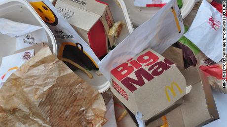 Los productos químicos tóxicos podrían estar en los envases de comida rápida y en los contenedores de comida para llevar, según un informe