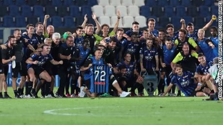 Atalanta players and staff celebrate with a Josep Ilicic shirt after the team&#39;s last game of the season.