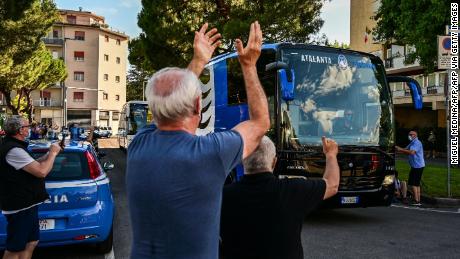 Atalanta&#39;s fans cheer as the bus transporting Atalanta players arrives at the stadium for the match against Sassuolo.