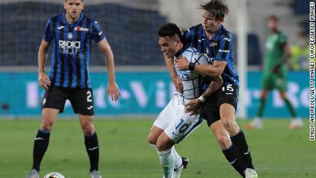 De Roon challenges Lautaro Martinez of Inter Milan.