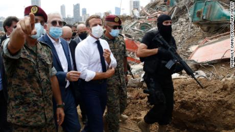 Macron, rodeado de soldados libaneses, visita el puerto destruido de Beirut.