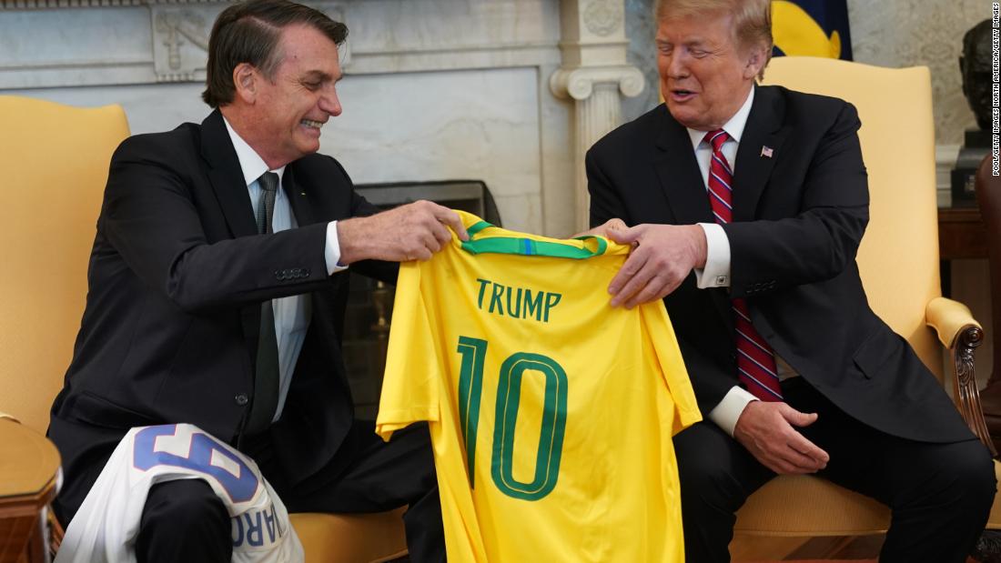 Jair Bolsonaro: Bagaimana jersey kuning membagi Brasil