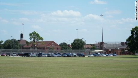 La prisión de la FCI Seagoville cerca de Dallas ha sufrido el mayor brote de coronavirus de cualquier prisión federal en los Estados Unidos. Más de 1.300 reclusos dieron positivo.