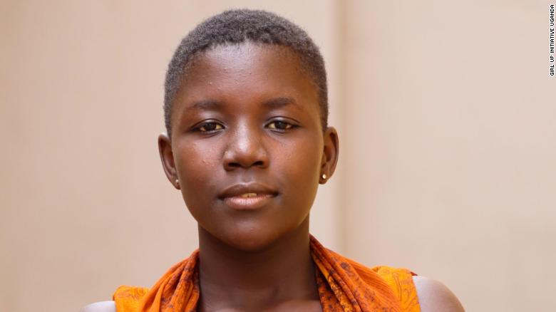 La afortunada Ayomirwoth, una niña de 15 años de Kampala, Uganda, que dice "Falto a la escuela"