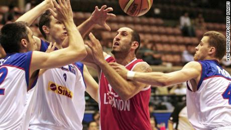 Lebanon&#39;s Fadi El Khatib (C) is blocked by Serbia and Montenegro&#39;s Goran Nikolic (L), Mile Ilic (2nd L) and Bojan Popovic (far R) as he goes to the basket during their Group A preliminary round match on the third day of the World Basketball Championship in Sendai, in Miyagi Prefecture, 21 August 2006.