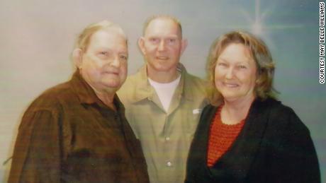 Bobby Williams, centro, un preso en FCI Seagoville que dio positivo por coronavirus con los padres Bobby y May Belle en 2012.