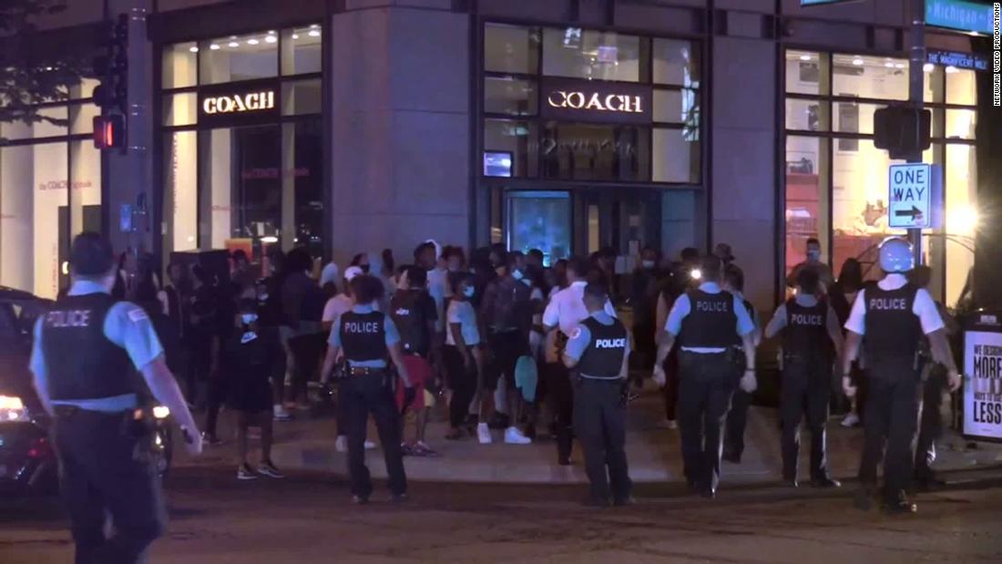 Police shots fired amid looting in downtown Chicago