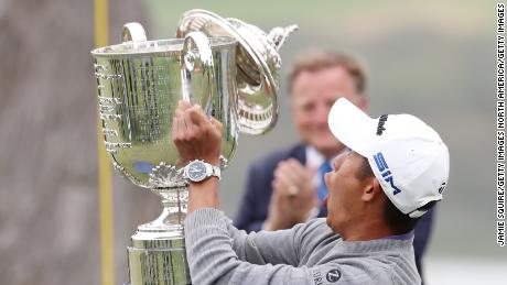 Morikawa reacts as the lid to the Wanamaker Trophy falls off.