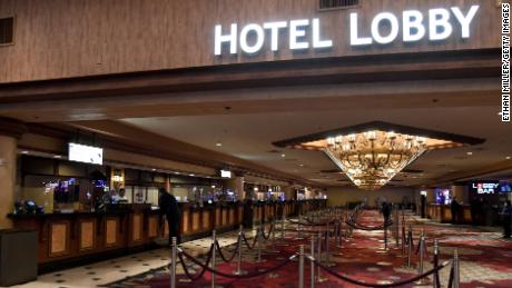 El vestíbulo del hotel y el mostrador de facturación del Excalibur Hotel & amp; El casino está casi vacío justo antes de que Las Vegas Strip abra en junio por primera vez desde que cerró a mediados de marzo.