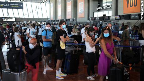 UK deals &#39;devastating blow&#39; to travel industry with French quarantine