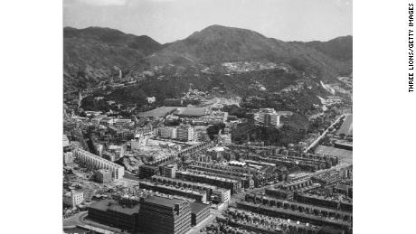 Una vista de Hong Kong en 1955 con el Tiger Balm Garden con su pagoda en el extremo izquierdo.