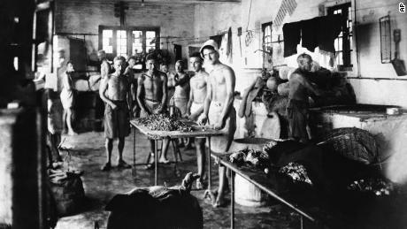 Una foto de prisioneros en el internamiento de Stanley el 27 de septiembre de 1945.  