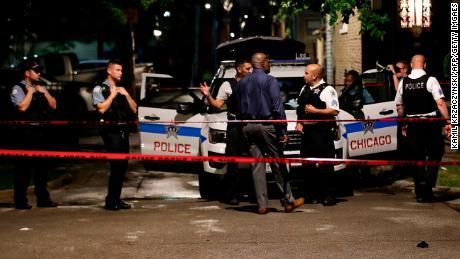 Los agentes de policía investigan el lugar de un tiroteo en Chicago, Illinois, el 21 de julio de 2020.