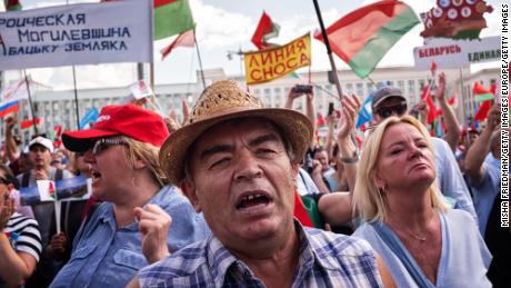 Les gens assistent à un rassemblement pro-gouvernemental à Minsk, en Biélorussie, le 16 août 2020.