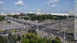 Decenas de miles se reúnen en Minsk para protestar, mientras Lukashenko realiza una manifestación rival 