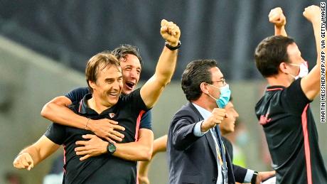 Sevilla&#39;s coach Julen Lopetegui (left) and staff celebrate on the final whistle after victory against Manchester United.