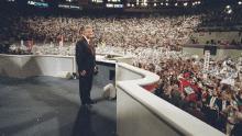 न्यूयॉर्क, जुलै 1992 मध्ये डेमोक्रॅटिक नॅशनल कन्व्हेन्शनमध्ये क्लिंटन यांनी आपले स्वीकृती भाषण देण्यासाठी व्यासपीठावर नेले.