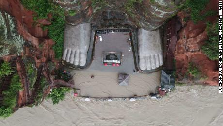 Les eaux ont également menacé les orteils du Bouddha sur cette photo du 12 août.