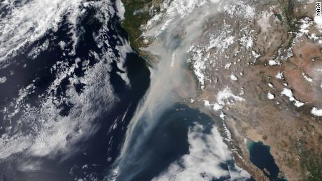 El humo de los incendios forestales de California que se extienden a unas 600 millas de la costa fue visto en una imagen satelital de la NASA tomada el miércoles. 