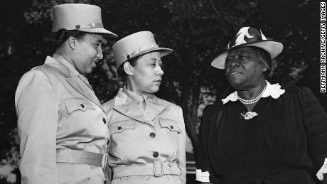 Mary McLeod Bethune chats with Vera Harrison of Wilberforce, Ohio, and Mary Bordeaux of Louisville, Kentucky, on January 1, 1942. 