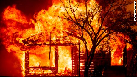 El fuego llegó de repente, dando a la gente de Vacaville poco tiempo para recoger lo que pudieran y correr.