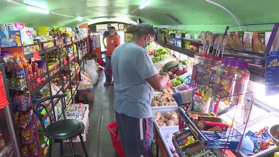 Lo Bueno: banda transforma autobús en tienda de productos esenciales ...