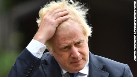 Boris Johnson intenta abordar la crisis en las escuelas del Reino Unido tras la inminente catástrofe política