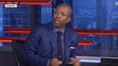 Kenny Smith walks off set in solidarity with NBA players 