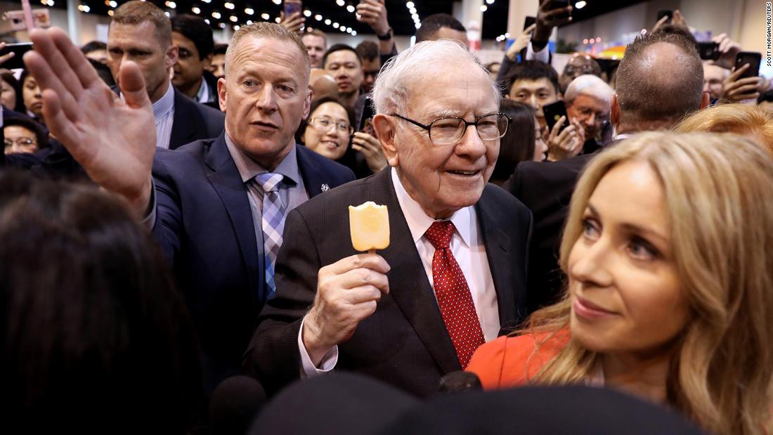 Buffett walks through the exhibit hall during Berkshire Hathaway&#39;s shareholders meeting in 2019.