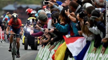 Fans cheer Italy&#39;s Vincenzo Nibali in the Tour de France last year on July 27.
