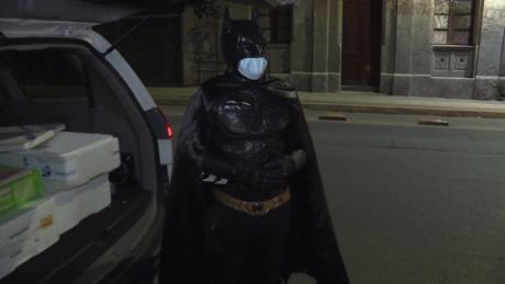 Un 'Batman solidario' reparte comida a personas sin techo en Chile - CNN  Video