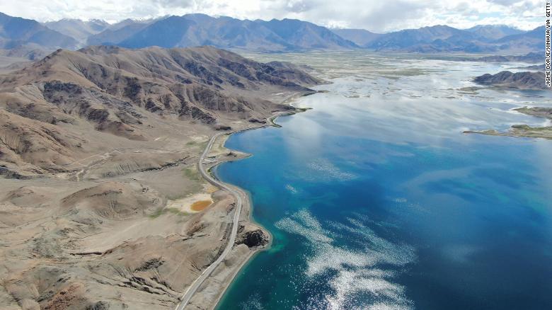 An Aerial photo taken on August 3, 2019 shows a road along the Pangong Tso lake in southwest China&#39;s Tibet Autonomous Region.