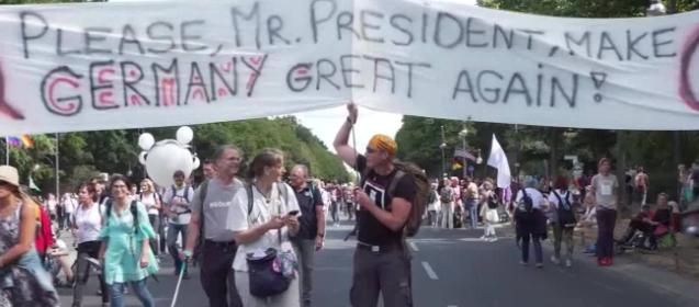 Simpatizantes de Qanon en Berlin: unos dicen que Trump "es un ángel" o que Merkel es "hija de Hitler" Miles de personas protestaron contra las restricciones por el coronavirus en Berlín durante el pasado fin de semana y, entre ellos, estaban numerosos ...