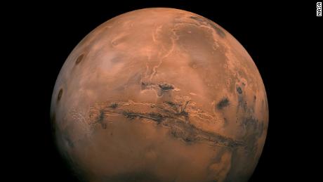 Marte, el cuarto planeta desde el sol, tiene días que son aproximadamente tan largos como los días terrestres.  Pero es un planeta más pequeño, sus temperaturas promedian los -81 grados Fahrenheit, y su atmósfera es mucho más delgada y está compuesta principalmente de dióxido de carbono.