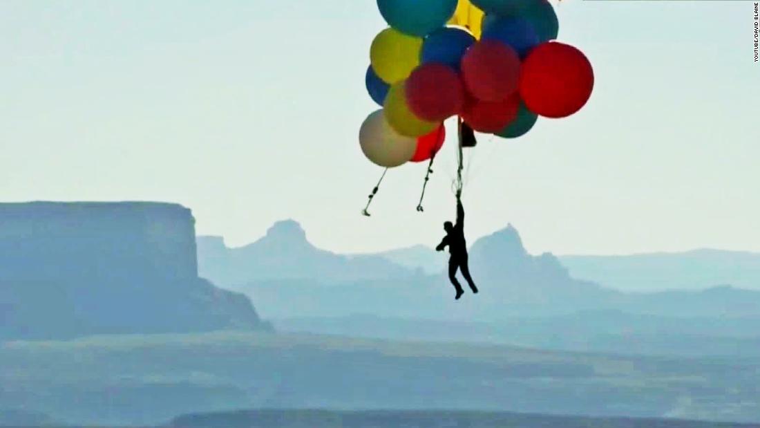Opheldering efficiënt tot nu David Blaine flies over the Arizona desert holding onto helium balloons |  CNN