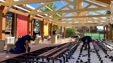 Madrid&#39;s British Council School was already constructing a new open-air extension to its cafeteria, and is now installing six pre-fabricated mobile classrooms.