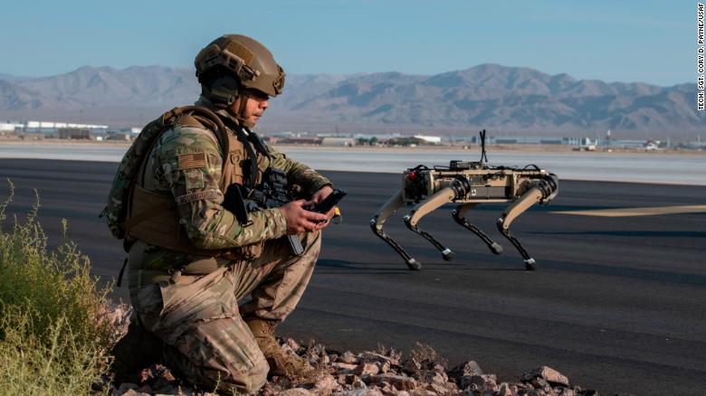 Una unidad Ghost Robotics Vision 60 opera con un sargento de la Fuerza Aérea de los Estados Unidos durante los ejercicios en la Base Nellis de la Fuerza Aérea en Nevada.